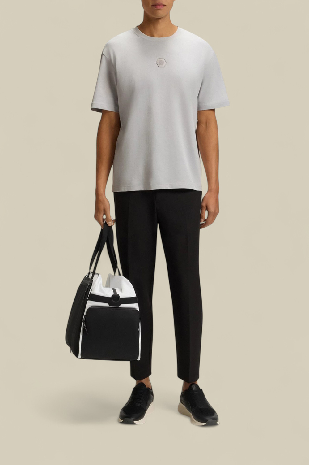 תמונת כל הלוק של חולצת טי